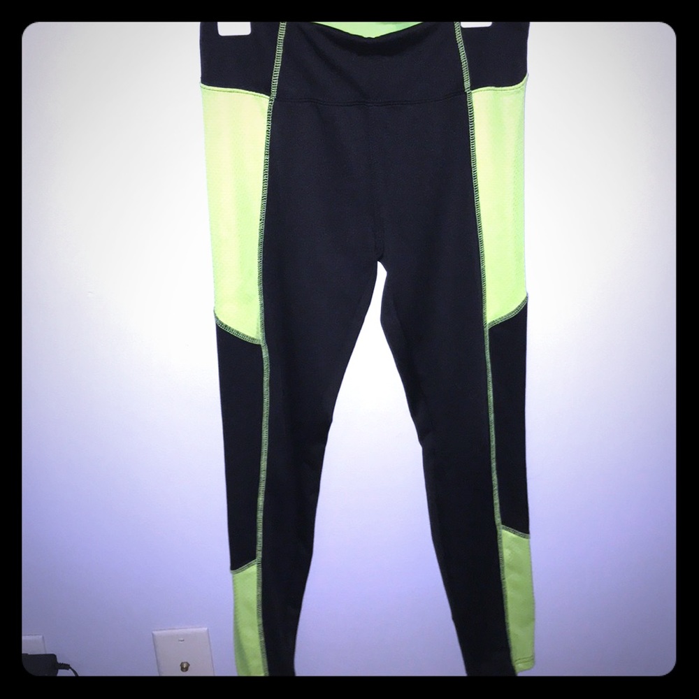 Girls athletic leggings.